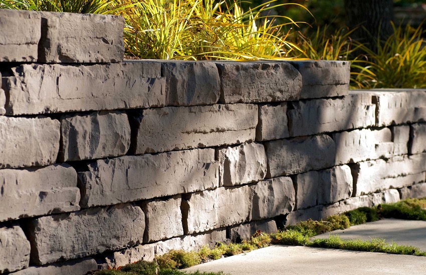 Close view of the linear coursing on a Kodah retaining wall